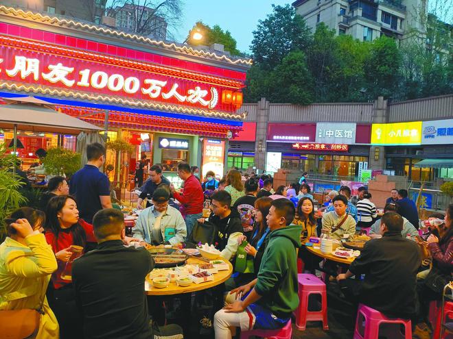 丨2025 重庆火锅的热辣滚烫麻将胡了试玩网站免费消费周刊(图4)
